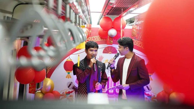 Rayakan Imlek, LRT Jabodebek Ajak Pengguna Karaoke Bersama