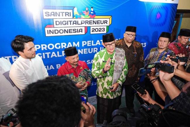 Menteri Sandi: Santri Bisa Jadi Satu Ekosistem Ekonomi Tersendiri di Indonesia