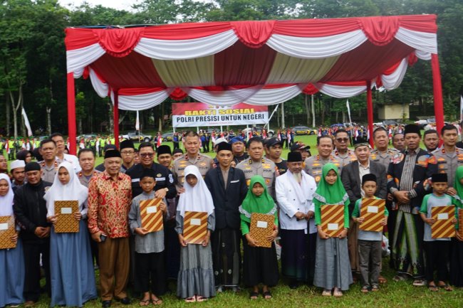 Baksos Polri Presisi Bagikan 5000 Paket Sembako dan 300 Santunan Anak Yatim di Sukabumi
