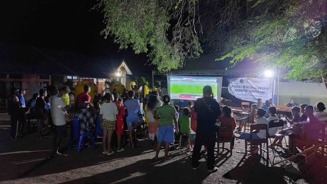 Nobar Timnas Indonesia Jadi Obat Duka Pengungsi Erupsi Lewotobi