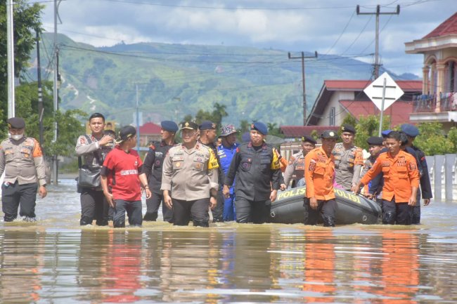 Tinjau Posko Pengungsian, Wakapolda Jambi Serahkan Bantuan Untuk Warga Terdampak Banjir di Kota Sungai Penuh