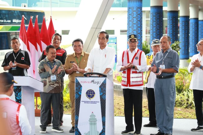 Pj Gubernur Banten Al Muktabar Dampingi Presiden Jokowi Resmikan Terminal Pakupatan Kota Serang