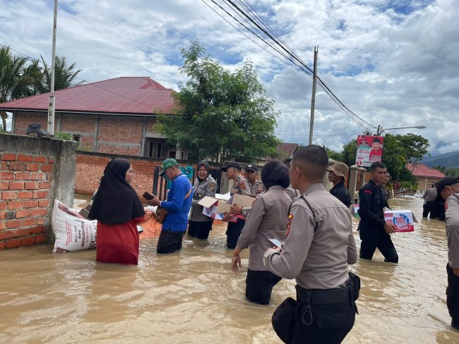 Banjir Di Kerinci dan Kota Sungai Penuh, Polda Jambi Kembali Kirim Personel Bantu Evakuasi dan Dirikan Dapur Umum