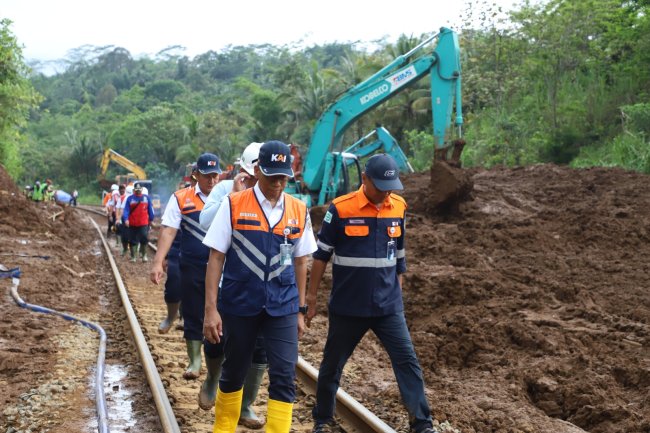 Pastikan Normalisasi Jalur KA, Dirut KAI Tinjau Penanganan Jalur Terdampak Longsor di Karanggandul-Karangsari