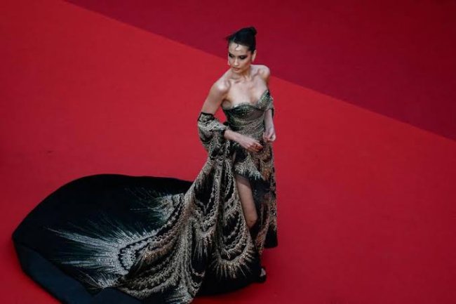Cinta Laura Tampil Cantik dan Menawan dengan Gaun Nyi Roro Kudul di Festival Film Cannes