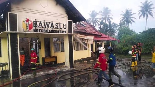 Tim Gabungan Polda Kalteng dan Labfor Polri Olah TKP Kantor Bawaslu Palangka Raya yang Terbakar