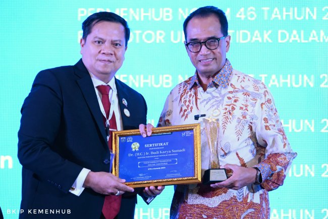 DTKJ Award 2024, Menhub Terima Penghargaan Tokoh Inspiratif Transportasi Inklusif Terintegrasi