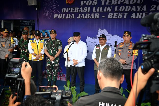Pastikan Kelancaran Perjalanan Selama Nataru, Menhub dan Menko PMK Tinjau Tol Jakarta-Cikampek
