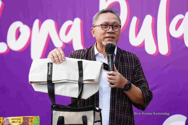 Pasarkan Produk Lokal, Zulkifli Hasan Live Shopping di Festival Indonesia