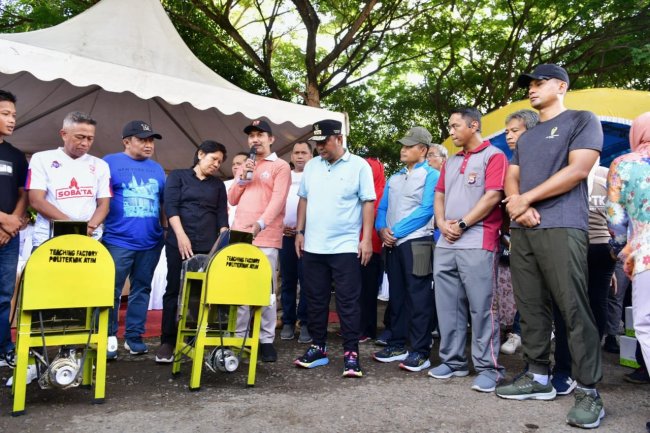 Politeknik Kemenperin di Makassar Hibahkan Mesin Perajang Pisang kepada IKM