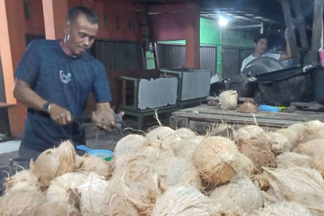 Pedagang Kelapa Pasar Induk Cibitung Nelangsa, Harga Tinggi & Pembeli Berkurang
