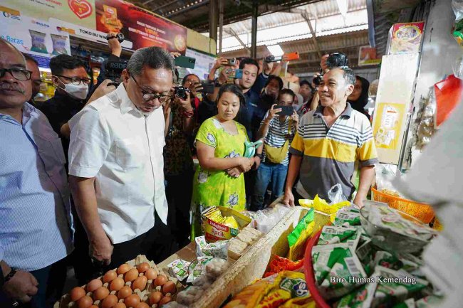 Tinjau Pasar Bandarjo, Mendag Zulkifli Hasan: Belanjalah ke Pasar Rakyat, Ekonomis dan Membantu UMKM