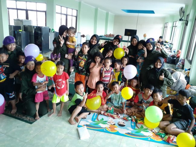 Hibur Korban Banjir, Menwa  Jayakarta Berikan Trauma Healing 