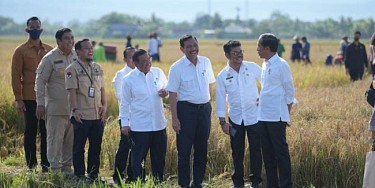 Presiden Jokowi Bersama Mentan SYL Panen Raya di Maros, Sulsel