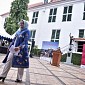 Istri Anies Pakai Batik Betawi di depan Bule Australia 