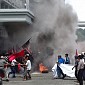 Korban Gusuran Pekayon Bakar  Ban di Gedung DPRD Bekasi
