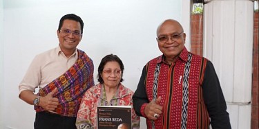 Serah Terima Buku, KBM JAYA - Kompas Gramedia Kawal Frans Seda Jadi Pahlawan