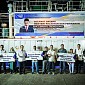 Menteri Trenggono Serahkan Bantuan Paket Ibadah ke Pasangan Nelayan di Tual