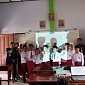 Sejumlah Mahasiswa Universitas Brawijaya yang Sedang KKN Beri Edukasi Menggunakan Internet yang Sehat