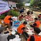HK Grub Bersama IKMKB Bagikan Daging Kurban Pada Masyarakat Sekitar Mess Pemda Bengkalis