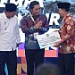 Pj Gubernur Al Muktabar Serahkan Bantuan Keuangan Pemprov Banten Rp 1 Miliar Ke Pemkab Cianjur
