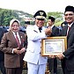Pj Gubernur Banten Al Muktabar Serahkan 9 Penghargaan Pemenang Inovasi Pelayanan Publik